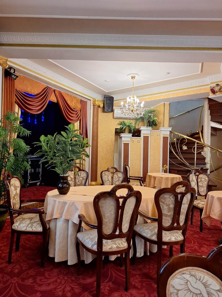 Интерьеры гостиницы выдержаны в классическом стиле