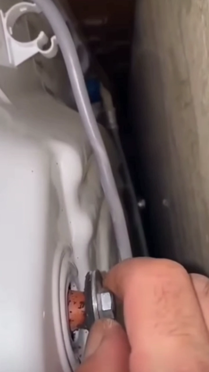 Я думаю не для кого не секрет, что после того,как вы получили стиральную машину от курьера, достали её из коробки, необходимо изучить инструкцию к правильному подключению☝️😅