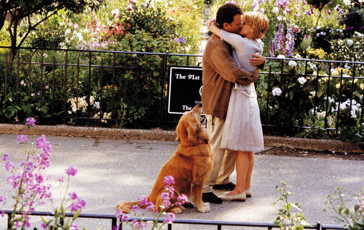 Мег Райан в роли Кэтлин и Том Хэнкс в роли Джо в картине «Вам письмо» (1998). Ну что за трогательный кадр :')