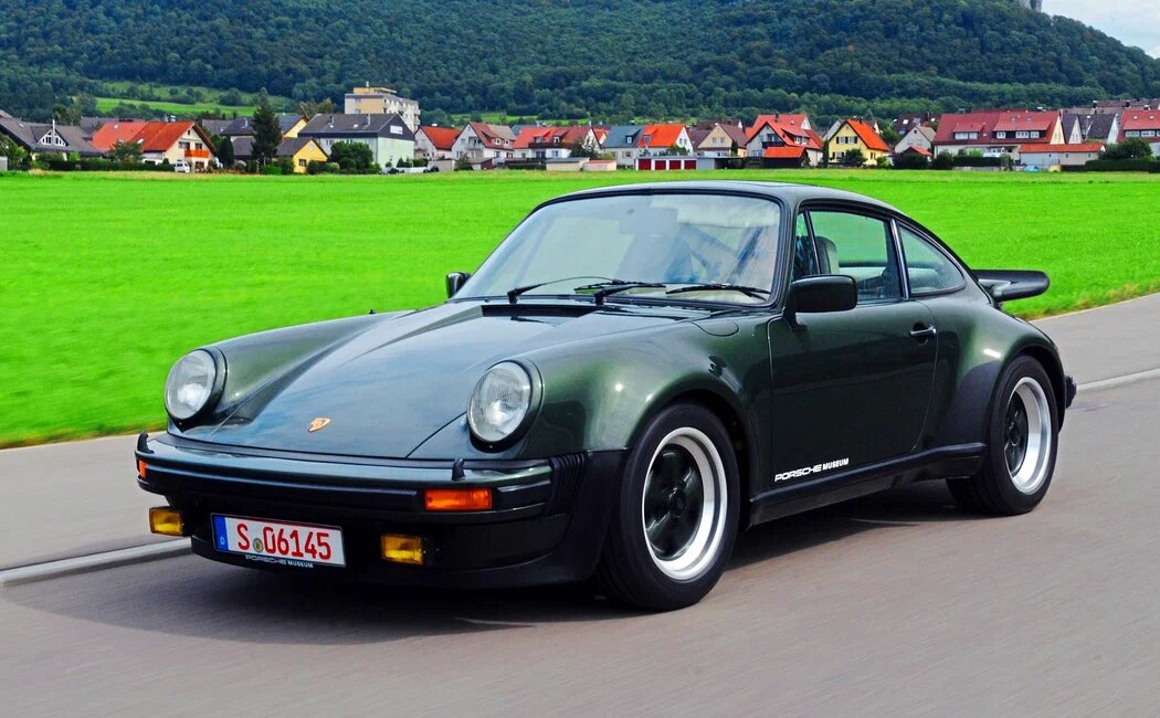 Флагманский 911 80-х годов в кузове 930, Резкое увеличение мощности благодаря турбонаддуву, в сочетании с заднемоторной компоновкой и присущей такой схеме развесовкой сделали его весьма своенравным.