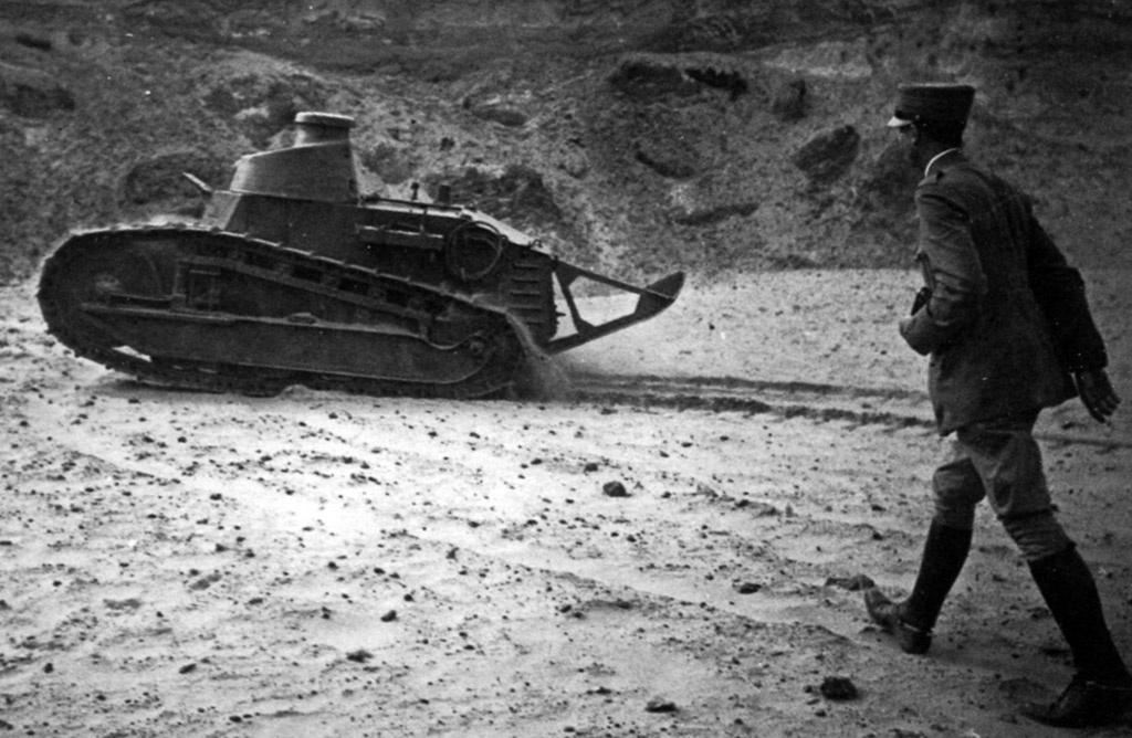 Майор Бенничелли, член итальянской закупочной комиссии, осматривет опытный образец Renault FT.