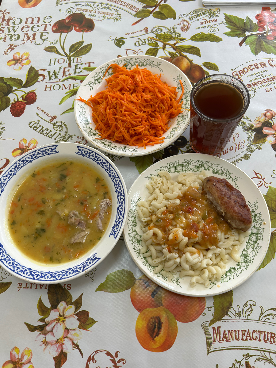 Это обед в нашей столовой, 64 рубля стоит