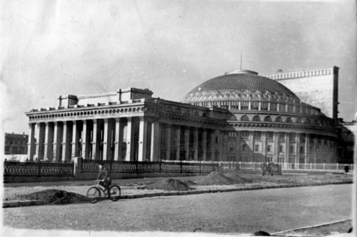    В этом году исполняется 80 лет со дня официального открытия Новосибирского театра оперы и балета.