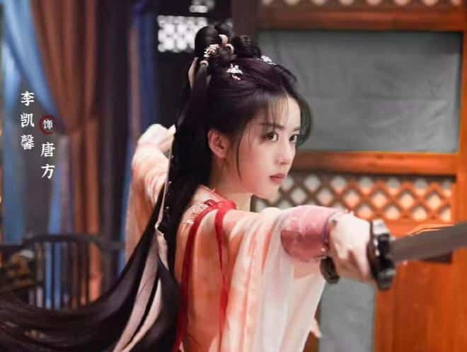    Кадр с Ли Кай Синь из дорамы «Путешествие в горы и на моря»