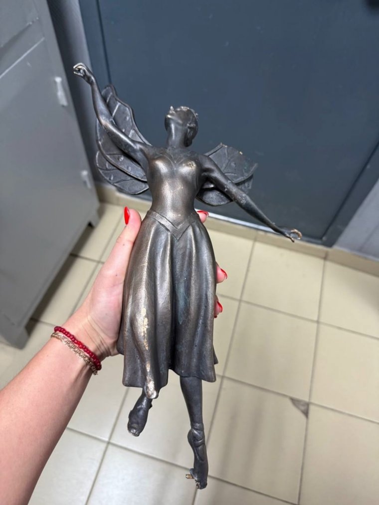 Вандалы отломили часть от статуэтки и бросили ее. Фото: официальный telegram-канал Министерства транспорта Пермского края