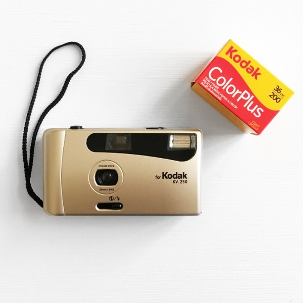 Фотоаппарат Kodak
Источник фото: https://pola-store.ru/863-5266-thickbox/plenochnyj-fotoapparat-kodak-kv-250-plenka-batarejka.jpg
