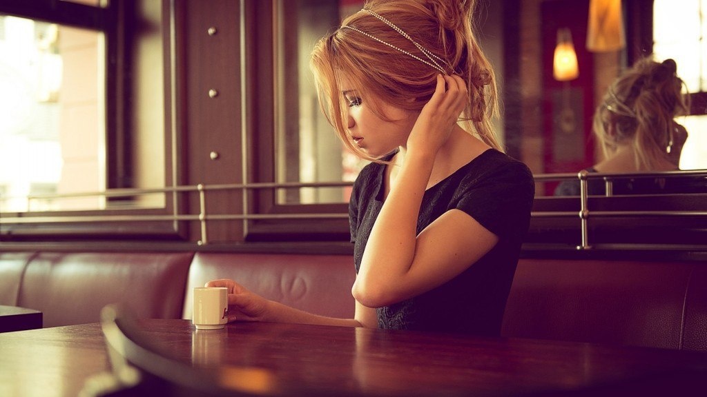 Девушка в кафе