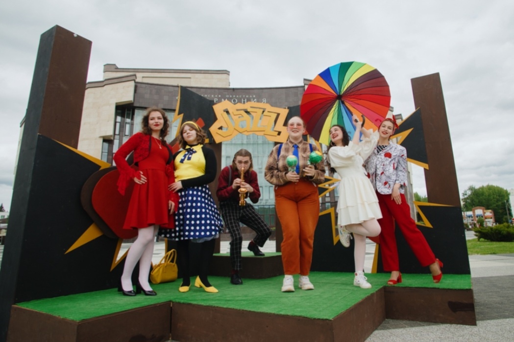 Если есть тематические фотозоны, то можете тоже придумать и свой какой-нибудь киношный образ по типу фильма "Стиляги". Хиты там были очень классные, закачаетесь, затанцуетесь при прослушивании👯‍♂️😎✨️