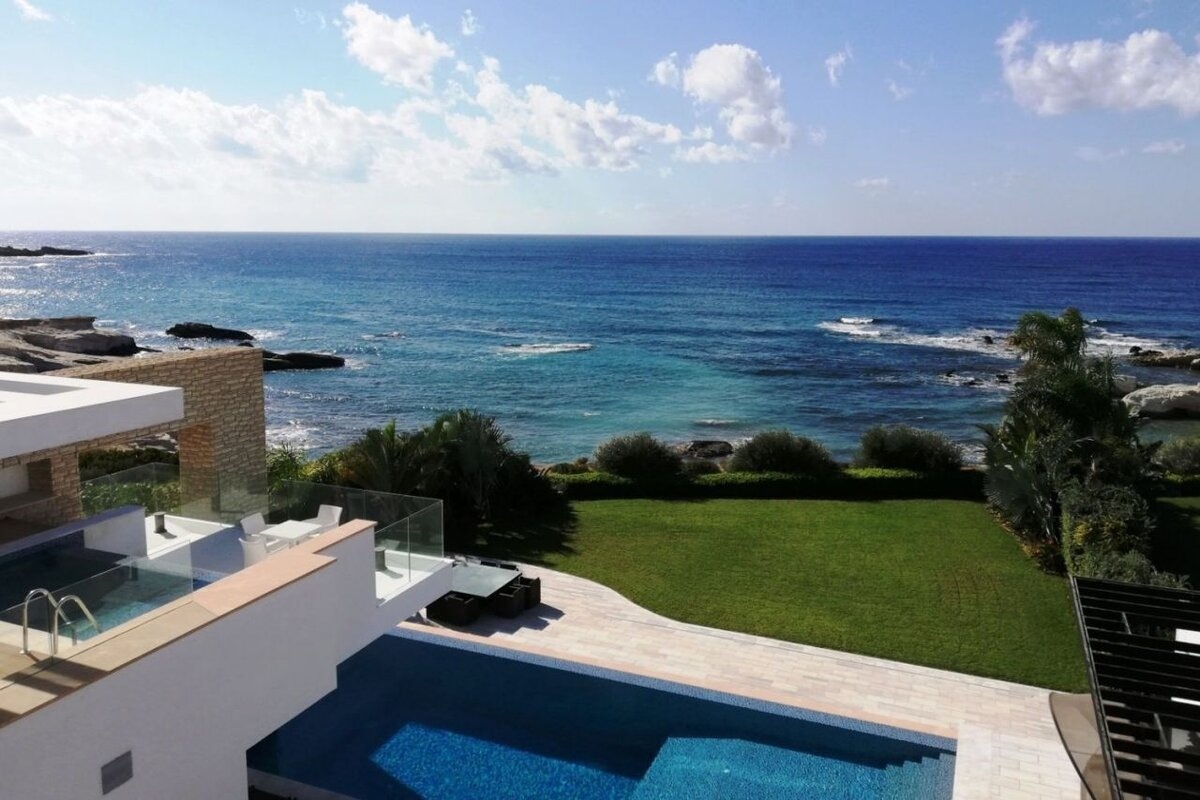 На Кипре распространены виллы у самого моря.