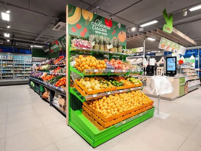 «Магнит», который специализируется на развитии магазинов низких цен, купил премиального ритейлера, где на прилавке можно найти плитку шоколада за две тысячи рублей, а в разделе готовой еды — тартар с авокадо и лососем // Фото: пресс-служба «Магнита»