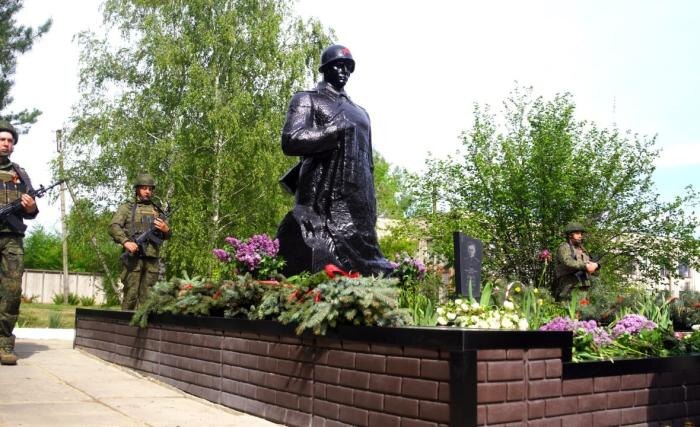 Военнослужащие 27-й отдельной мотострелковой бригады 1-й гвардейской танковой армии группировки «Запад» восстановили и реконструировали памятник героям Великой Отечественной войны в Луганской Народной Республике, источник Телеграм-канал Минобороны России
