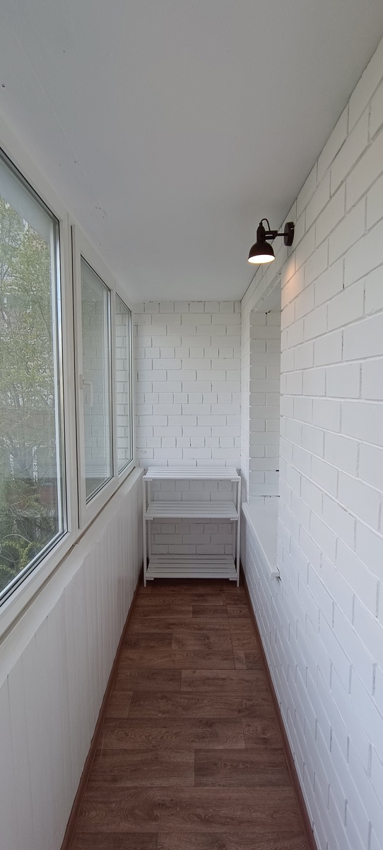 Вот такие светильники выбрал хозяин квартиры. У них степень защиты всего IP20, а с более высокой степенью защиты ему не понравились. Поэтому мы поставили эти, нам тоже нравятся)