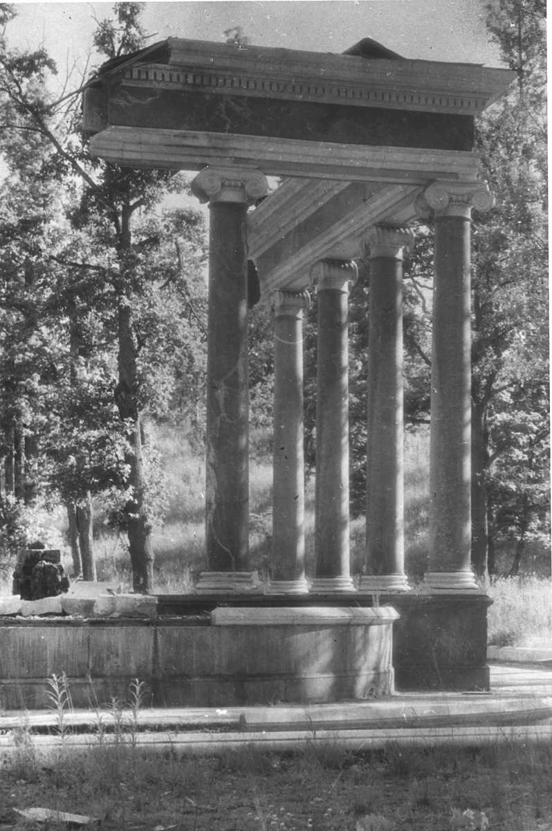 Разрушенный Львиный каскад в Петергофе