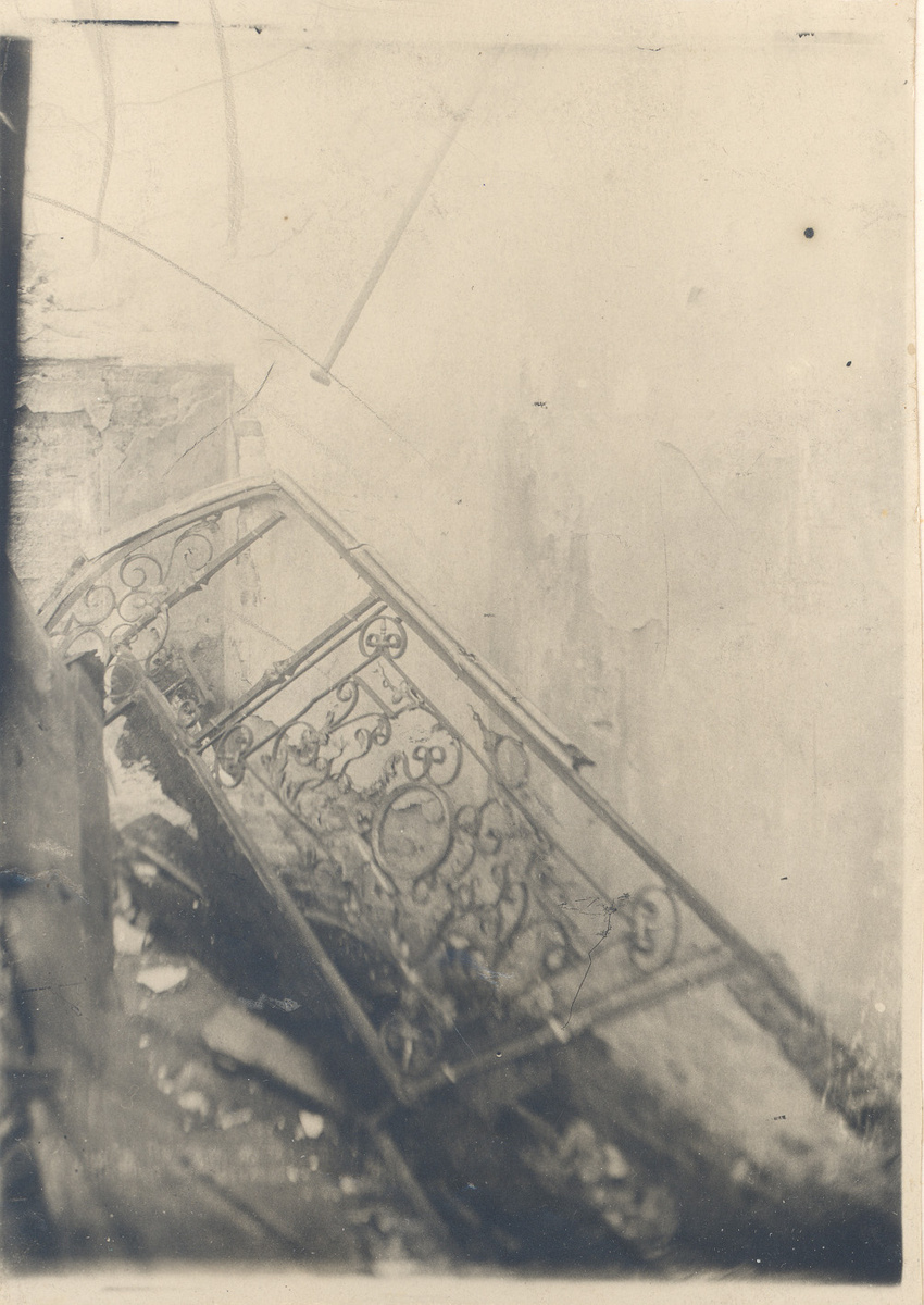 Руины дворца «Марли». Решетка лестницы