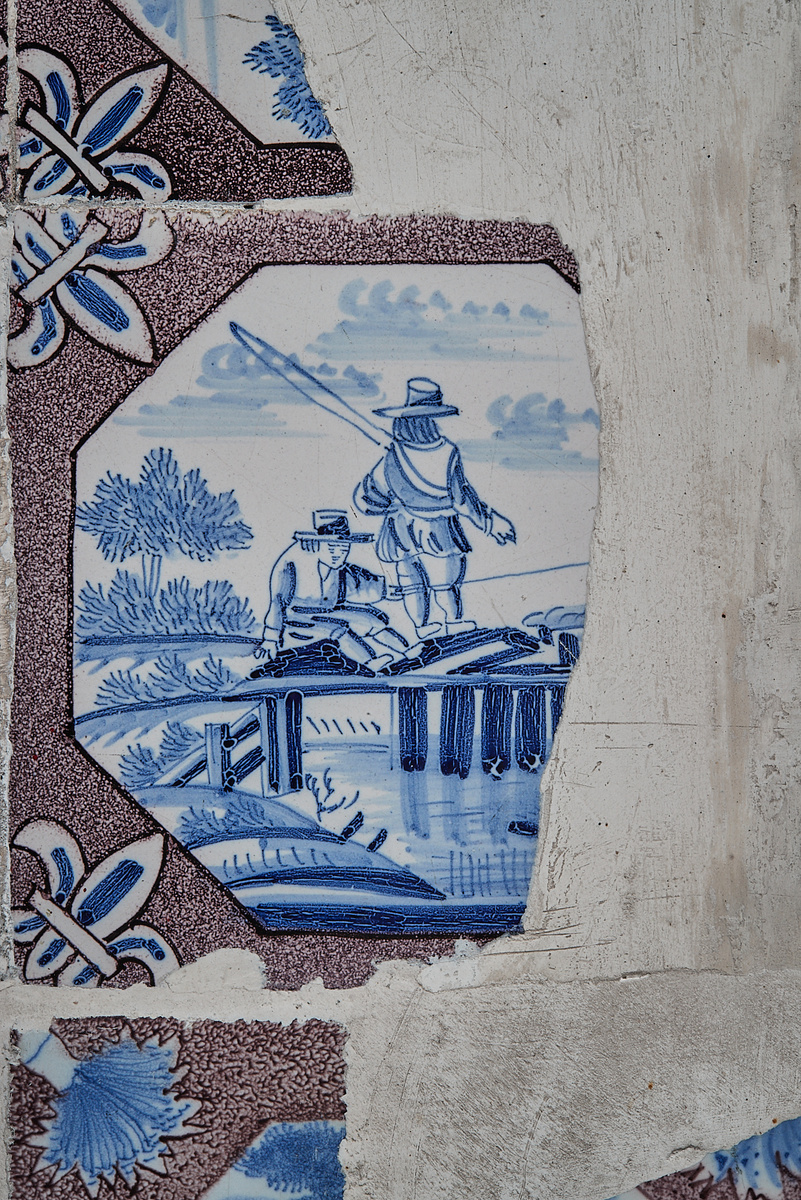 Сохранившийся фрагмент плитки дворца «Марли»