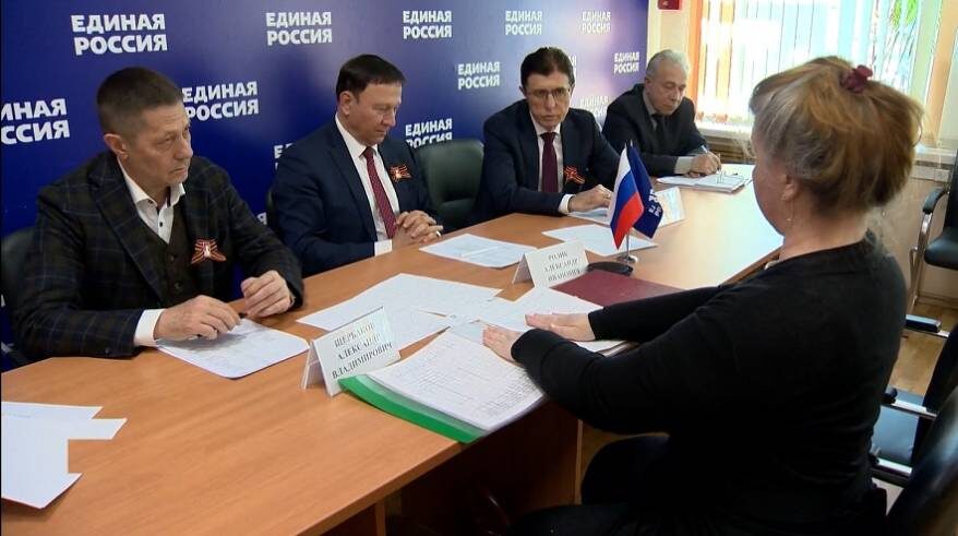 Депутаты Государственной Думы РФ Дмитрий Щербаков и Александр Ролик проводят встречу с избирателями