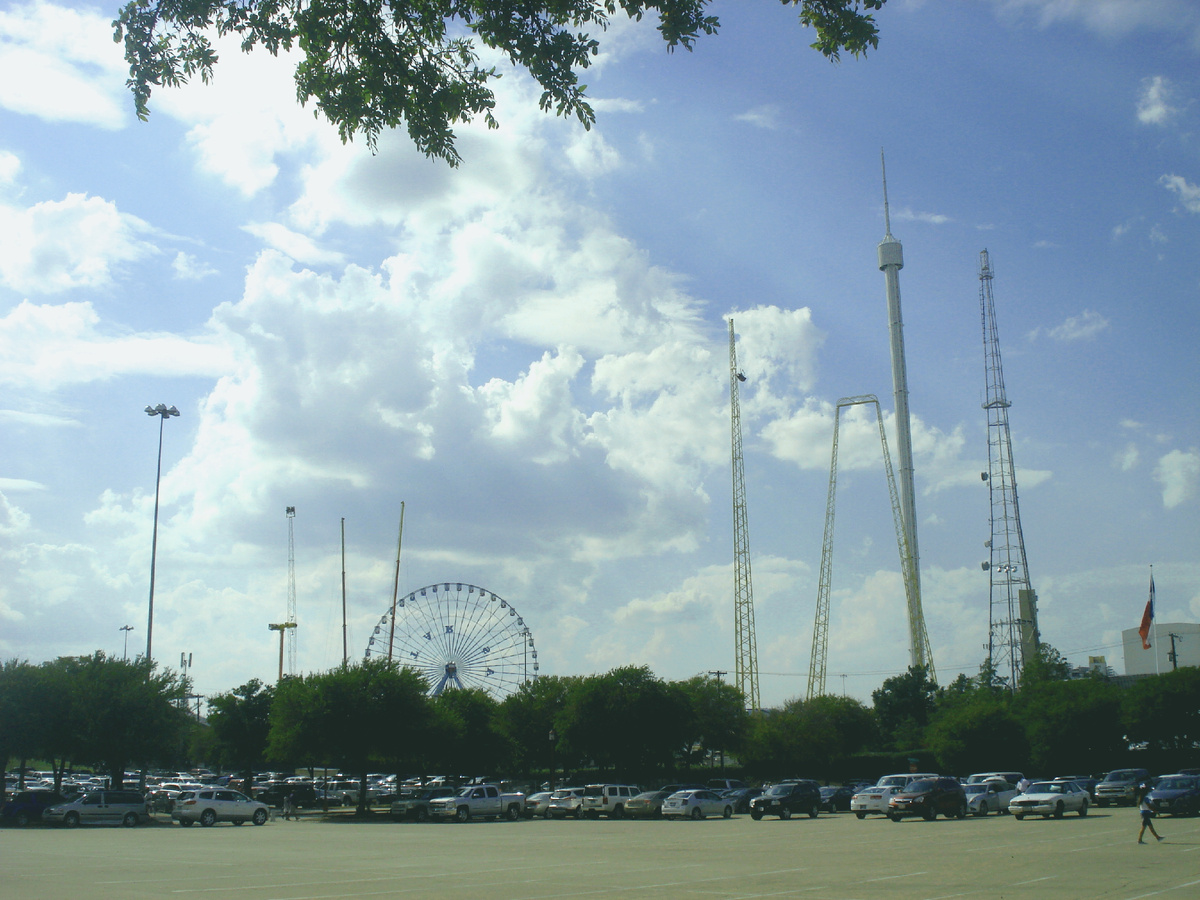Так парк выглядит с дороги