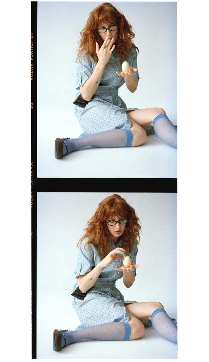     Очки Cultura; платье Sasha Barbakov, обувь Lesilla (NO ONE); чулки Falke; перчатки Glove Me