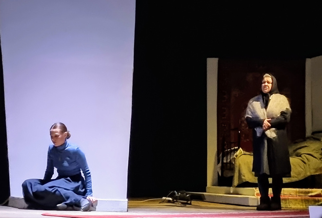 Центральные фигуры сюжета «Телеграммы»: мама Катерина Петровна (Елена Проданова) и дочь Настя (Карина Рубцова)