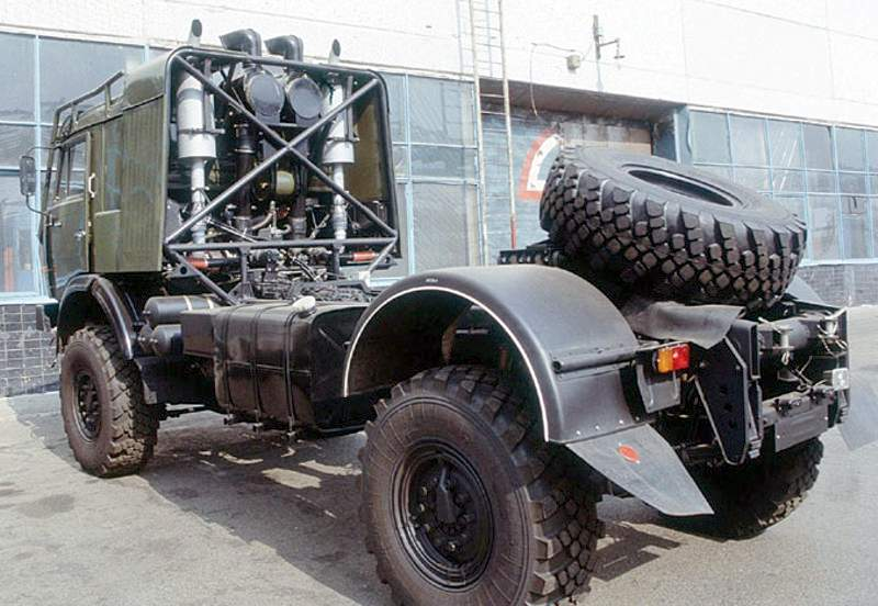 У боевых мащин баки выполнены из алюминия. У серийных - стальные. Фото из архива газеты "АвтоРЕВЮ"