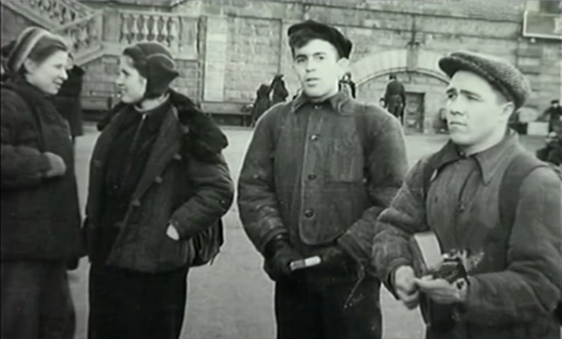 Николай Тибо-Бриньоль (третий слева) на вокзале Свердловска перед походом по Северному Уралу 1957 года.