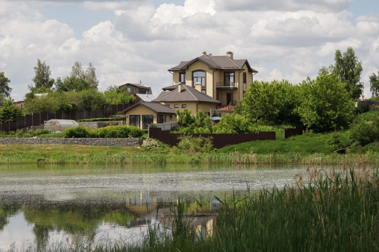    На территории охранной зоны планируют запретить создавать новые населенные пункты и расширять существующие. Соответственно, нельзя будет строить новые здания, строения и сооружения, но ремонтировать и реконструировать ранее созданные объекты можно.   
Фото: «БИЗНЕС Online»