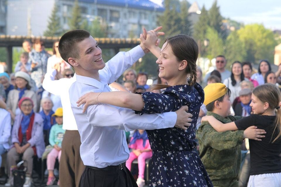    Акция "Синий платочек Победы" в Республике Алтай. Источник: altai-republic.ru