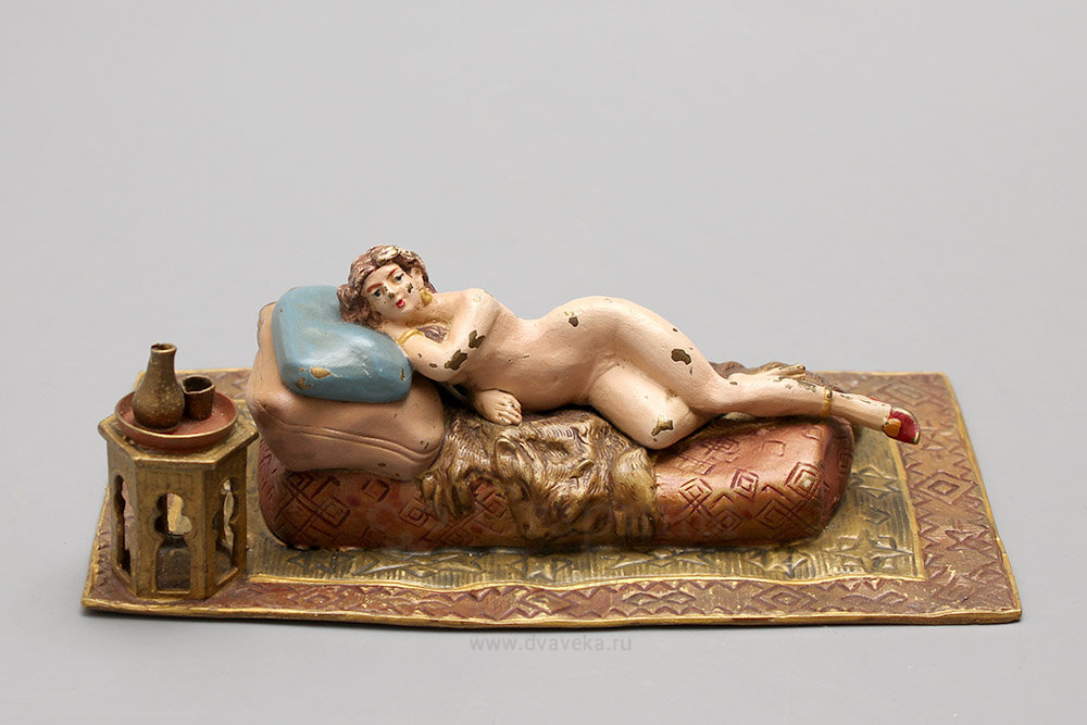 Антикварная эротическая статуэтка «Обнаженная на медвежьей шкуре», венская бронза, кон. 19 в. Фото с нашего сайта dvaveka.ru