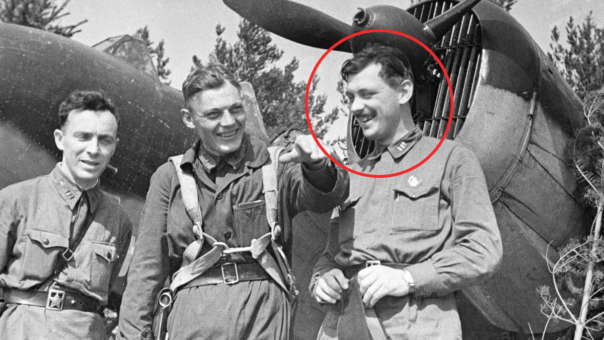 Фронтовой корреспондент, писатель Сергей Михалков (справа) беседует с Героем Советского Союза летчиком Василием Погореловым. (с) Петр Бернштейн/ Sputnik