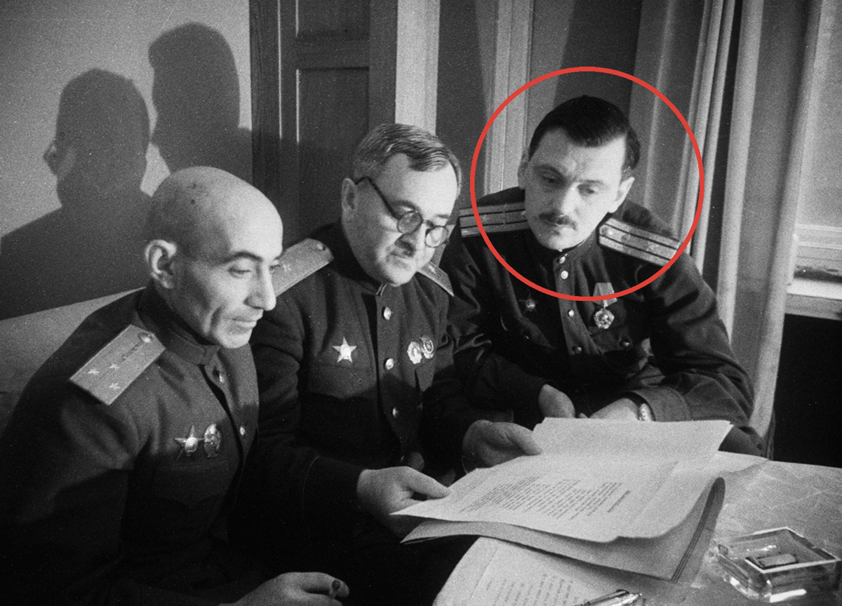 Писатель, фронтовой корреспондент газеты «Сталинский сокол» Габриэль Уреклянц, композитор и художественный руководитель Ансамбля красноармейской песни Центрального дома Красной Армии имени М. В. Фрунзе Александр Александров и поэт, военный корреспондент Сергей Михалков (слева направо) во время работы над государственным гимном СССР в Москве в 1943 году. (с) Евгений Тихинов/ТАСС