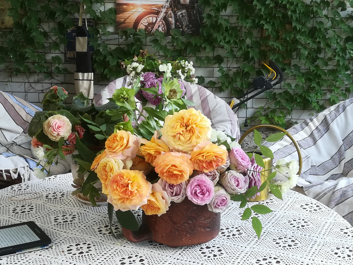 Люблю бумажные книги, запах их, приятную тяжесть в руках, шелест страниц. Но и электронная, что подарила подруга, супер. Поскольку позволяет возить с собой всю библиотеку. 