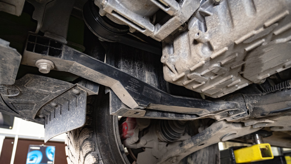 Как и из чего сделаны недорогие китайские кроссоверы, насколько удобно их обслуживать? Изучаем Chery Tiggo 4 на подъемнике и в движении