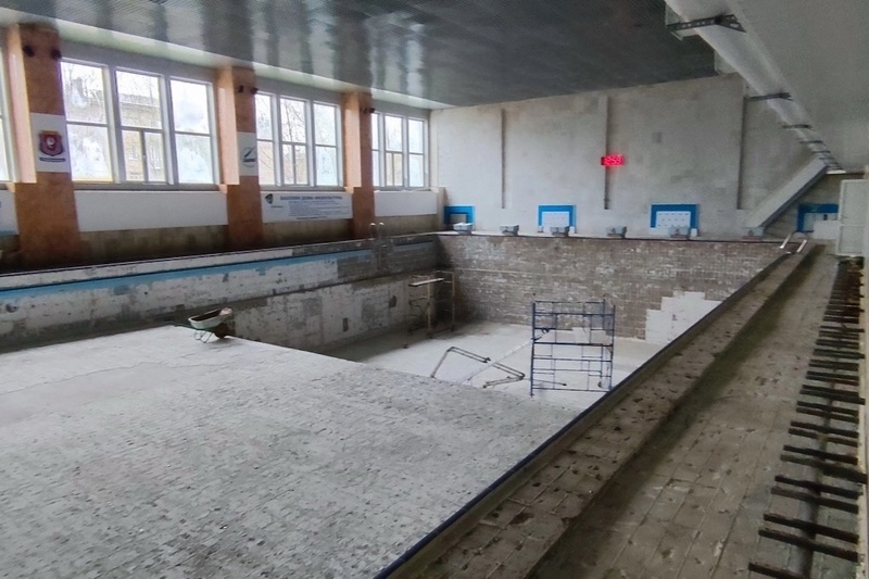    Работы в здании уже идут. Здесь обновят чашу бассейна и душевые, рассказал мэр Роман Маслов.
