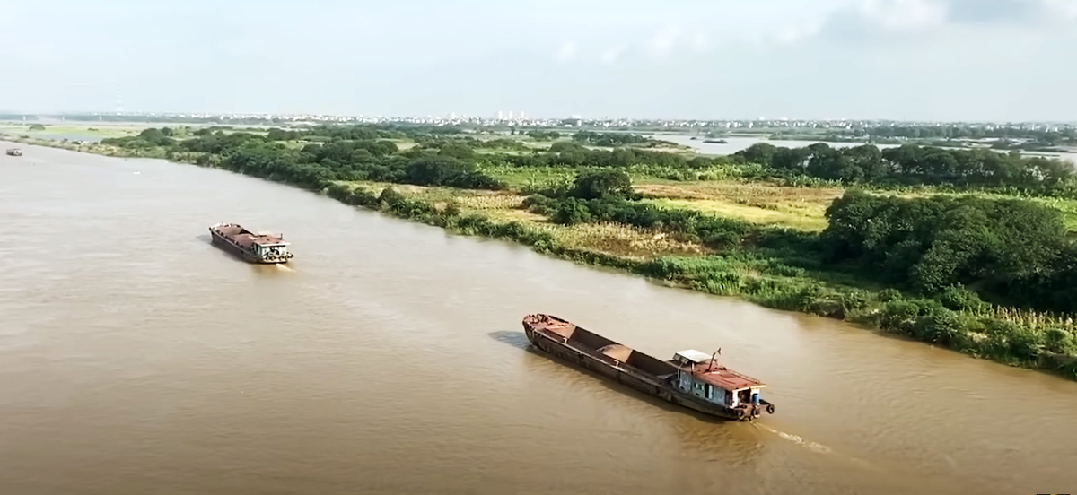 Красная река имеет несколько названий: в Китае её называют Юаньцзян или Хунхэ, во Вьетнаме – Шонгхонг , а ранее она была известна как Хонгха. Однако официальное русское название осталось прежним – Хонгха.