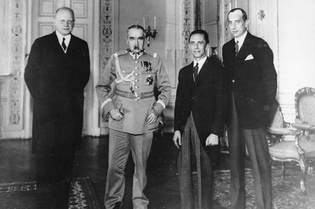    Германский посол Ганс-Адольф фон Мольтке, лидер Польши Юзеф Пилсудский, германский министр пропаганды Йозеф Геббельс и министр иностранных дел Польши Юзеф Бек на встрече в Варшаве 15 июня 1934 года. Фото: Commons.wikimedia.org/ German Federal Archives