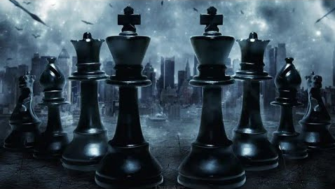 В мире существует множество игр, но лишь немногие из них обладают такой глубиной и притягательностью, как шахматы. За простыми движениями короля, ферзя, слонов и пешек скрывается целая вселенная стратегии, тактики и интеллектуальных баталий. Но откуда взялись эти фигуры? Кто придумал эту игру? И почему она до сих пор остаётся неотъемлемой частью человеческой культуры спустя тысячи лет?