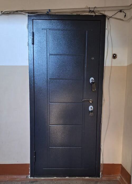 Входная дверь с наполнителем базальтовая плита. Фото от клиента Фабрики дверей