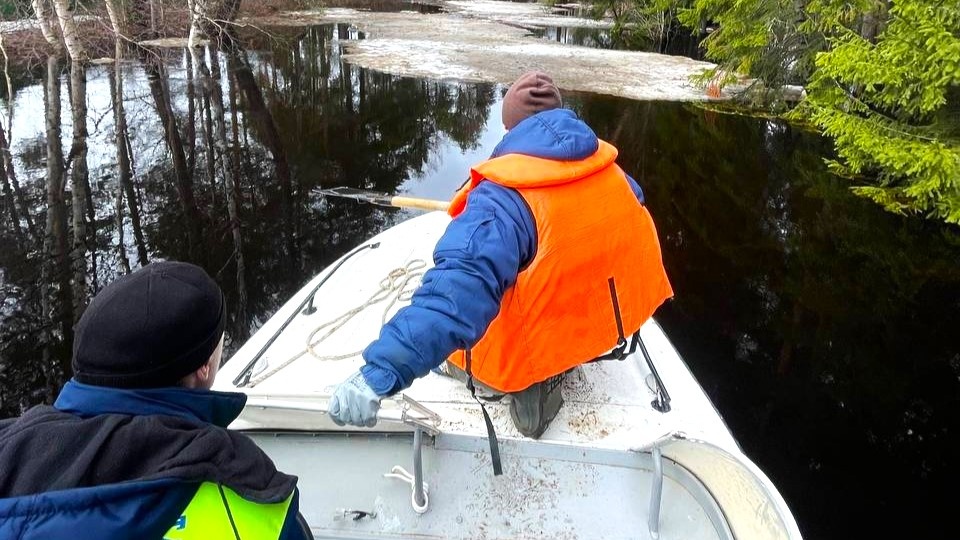    Сургутские спасатели очищают русло реки Чёрная после половодья