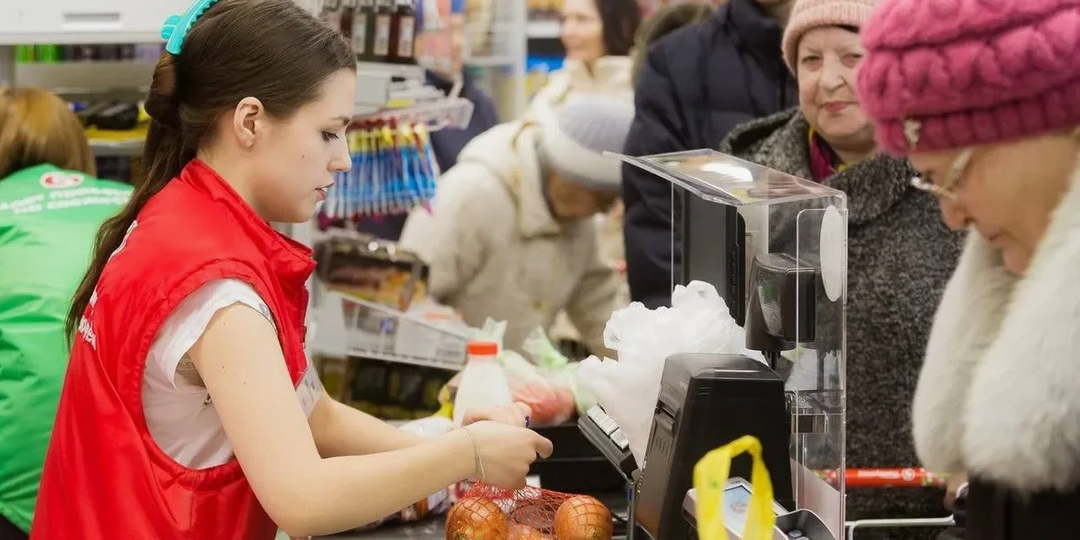 Сотрудница из "Пятерочки" рассказала, почему именно они взвешивают товар
