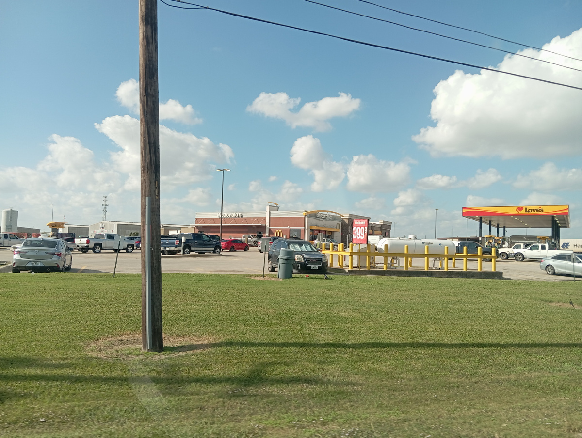 Макдональдс у заправки. Количество пикапов поддерживает стереотипы о Техасе