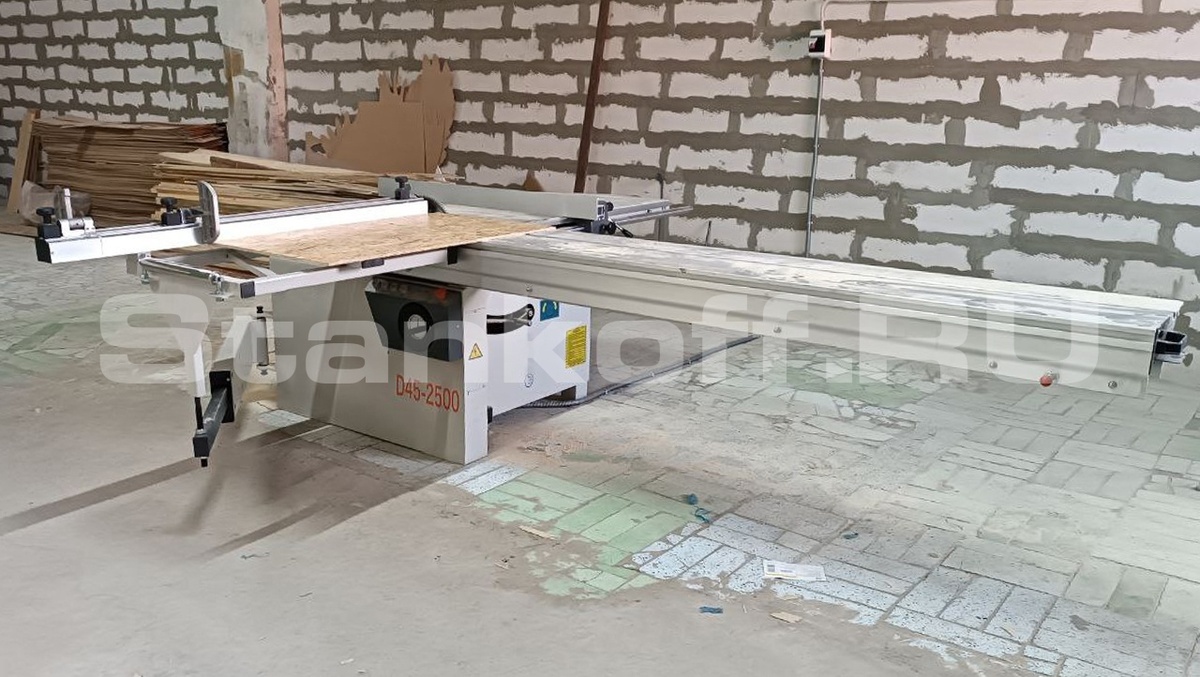  Форматно-раскроечный станок с роликовой кареткой D45-2500

