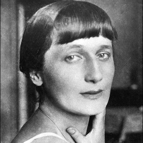 Анна Андреевна Ахматова (при рождении Горенко) — русская и советская поэтесса. Член Союза писателей СССР (1939). Была номинирована на Нобелевскую премию по литературе (1965 и 1966).