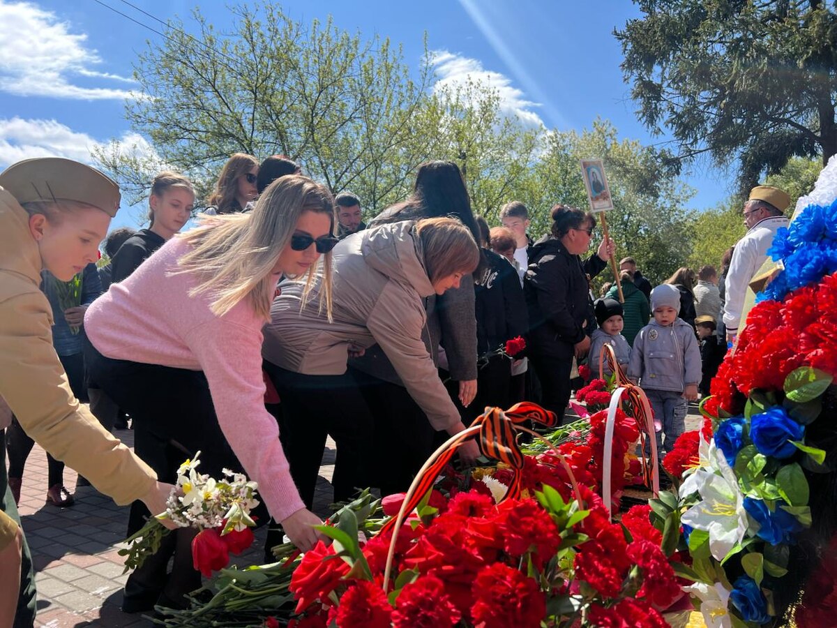 9 мая в городском округе Ступино состоялись торжественные церемонии возложения цветов к мемориалам