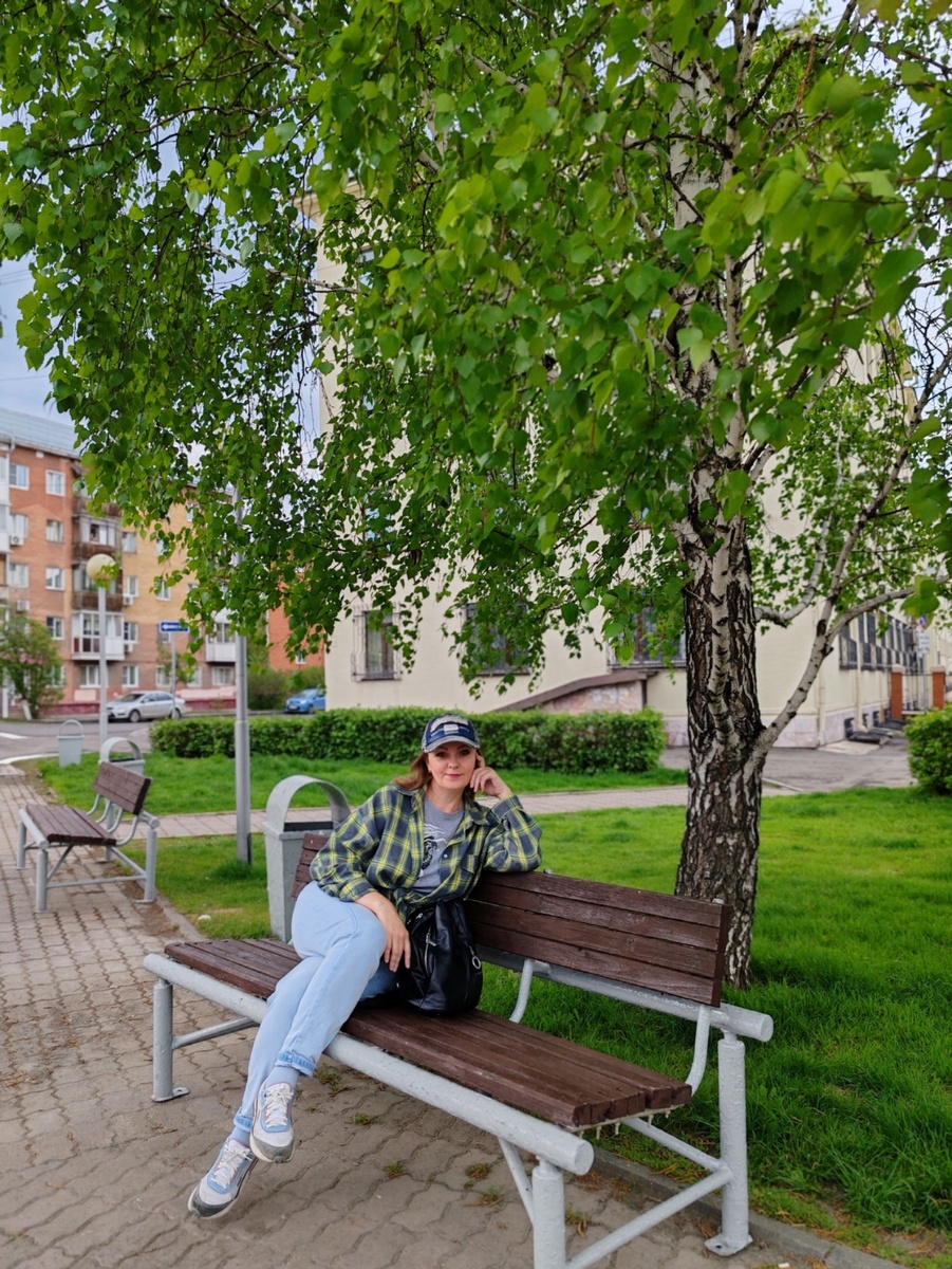 Пустые улицы, лишь автомобили назойливо гудят на этом молчаливом фоне