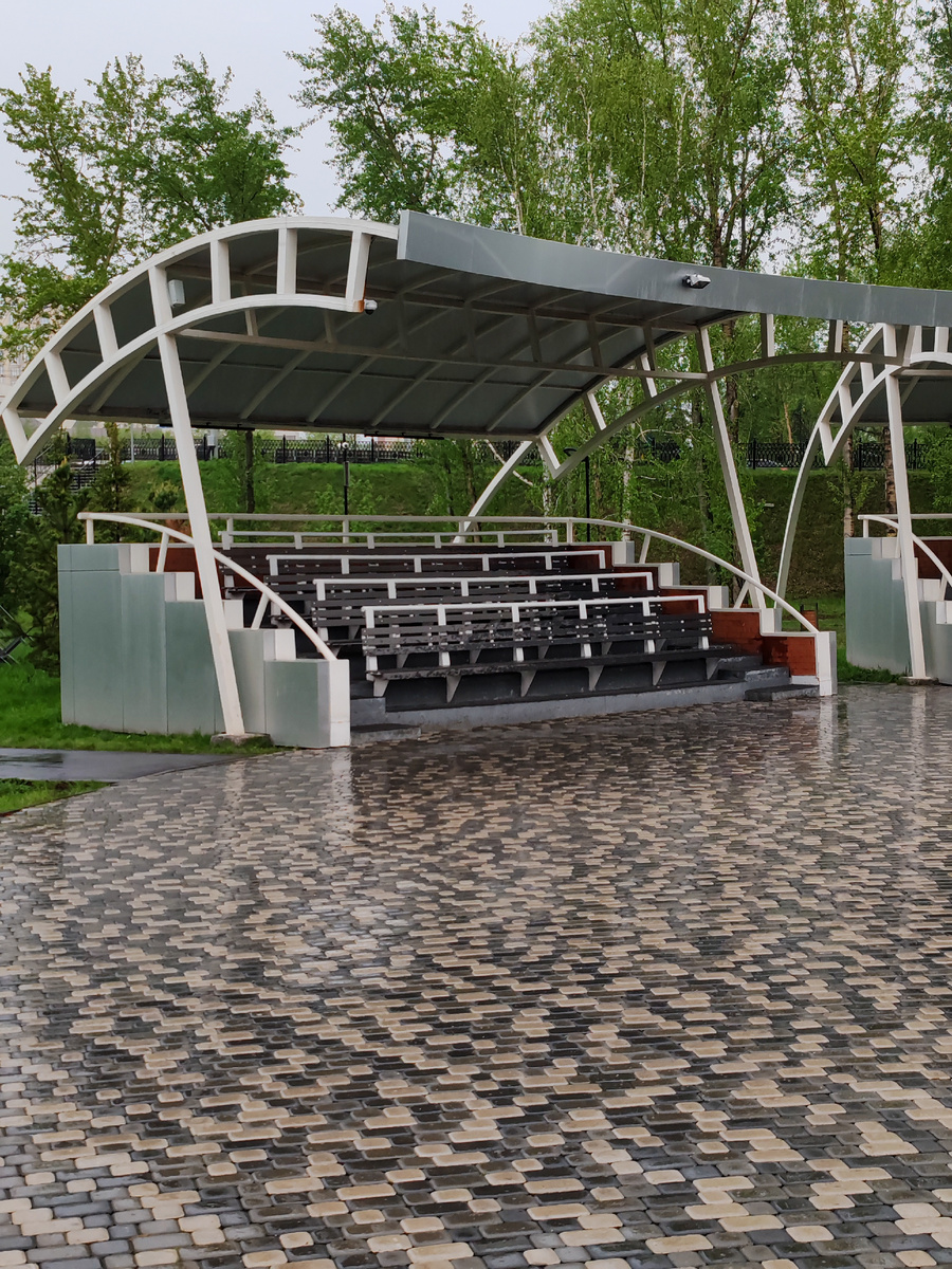 9 мая здесь было тесно и жарко. Природа как будто смыла всё, что было вчера