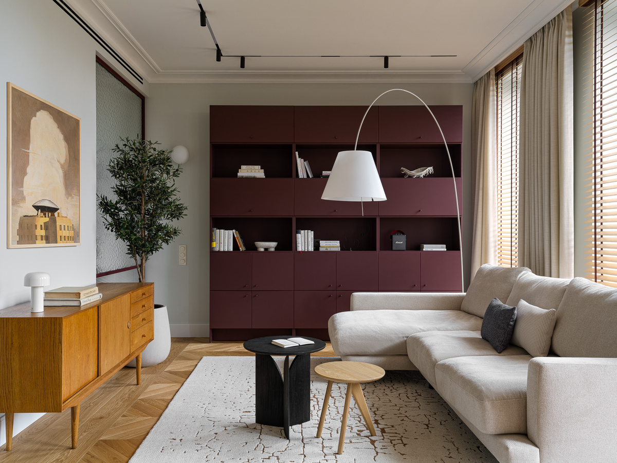 Стеллаж сделан на заказ в компании R-interior, комод из La Redoute, диван Ivasa, ковер, KulturaKovrov, столики Ethnicraft и NORR11. Картина «Око. Институт микрохирургии глаза» Ирины Зюськиной из Reloft Art Gallery.