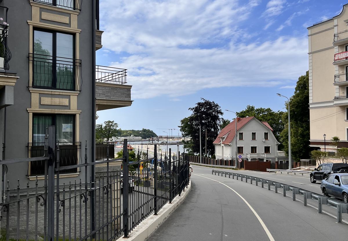 Пионерский. Велодорожка "От косы до косы" связывает города-курорты Пионерский и Светлогорск. Представьте: вы едете вдоль морского побережья, вдыхая свежий балтийский воздух, останавливаетесь в укромных уголках для фотосессий и исследуете потаённые места, недоступные для массового туриста. Именно такой отдых открывает истинную красоту курортных городов Калининградской области.