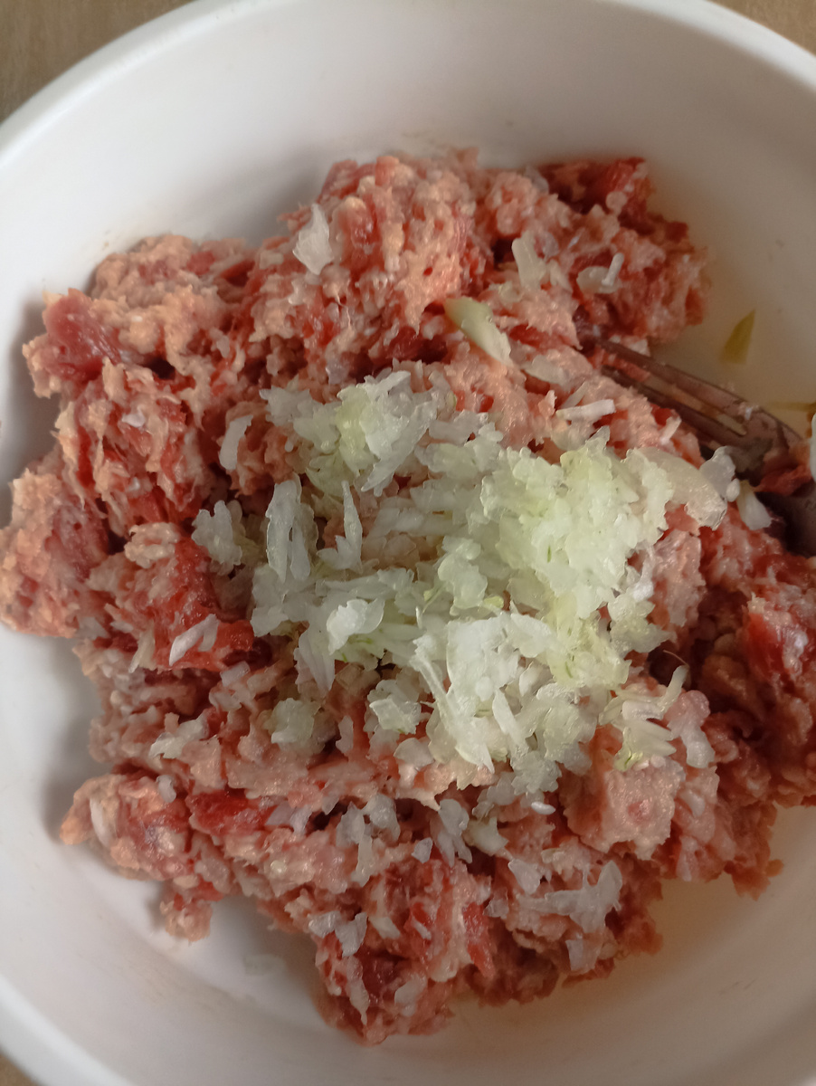 Лук натираю на терке