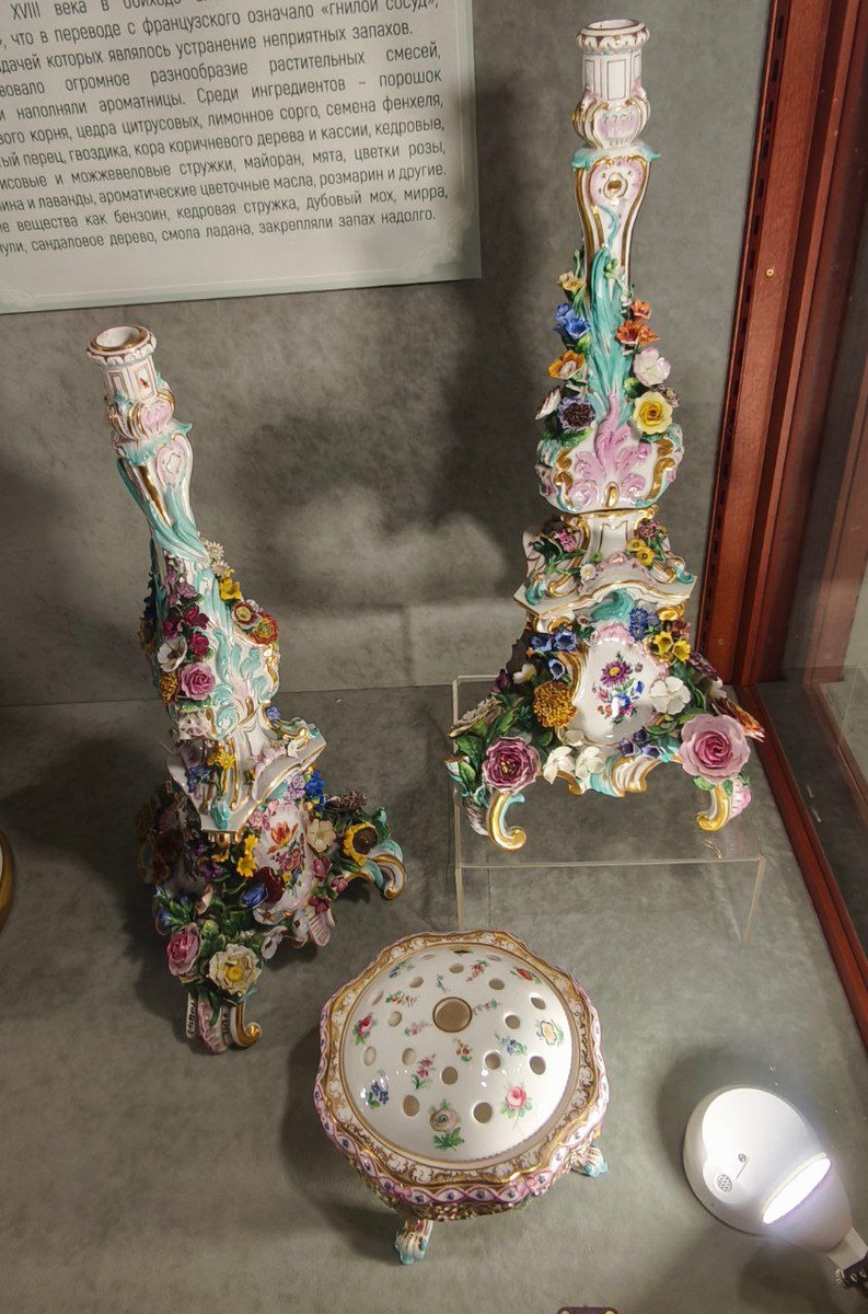 Канделябры и курильница в усадьбе Рукавишниковых. Фото автора 