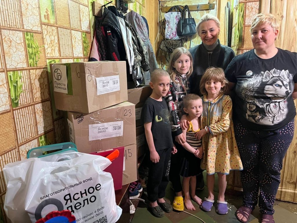 Семья с координатором фонда Таней